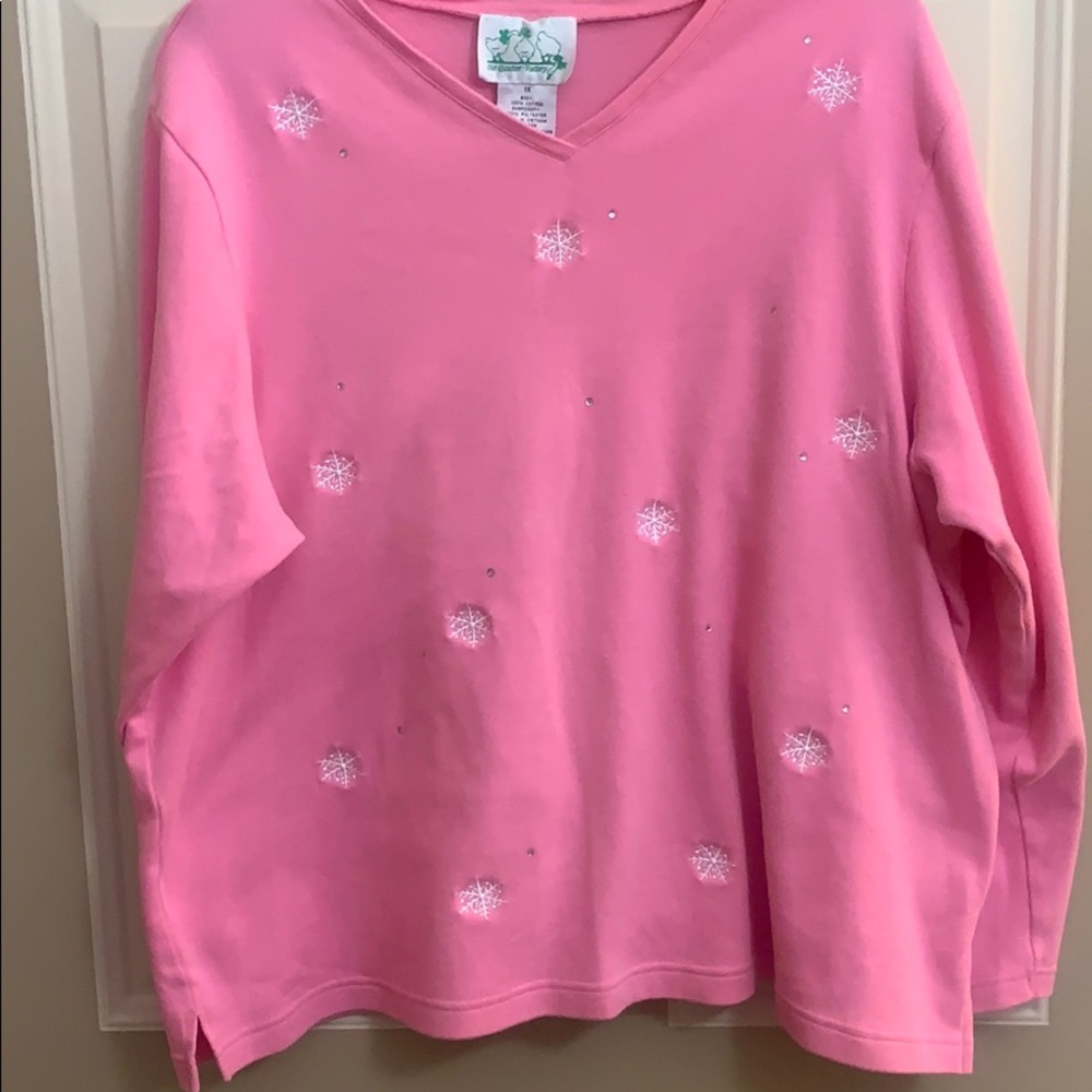 QF Pink long sleeve tee w/ snowflakes. Like new 1X